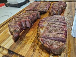 een maand oud eerste rib oog steak gerookt en aangebraden met zout peper knoflook kruiderij foto