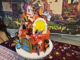 encanto themed verjaardag partij en verjaardag taart foto