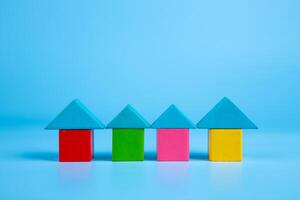 hout huis model.behuizing ontwikkeling ,gemeenschappelijk eigendom verzekering bescherming en buying huis concept. foto