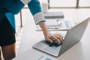 bedrijf documenten, accountant zakenvrouw controle zoeken document wettelijk bereiden papierwerk of verslag doen van voor analyse belasting tijd, boekhouder documenten gegevens contract partner transactie in werkplaats kantoor foto