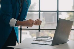 bedrijf documenten, accountant zakenvrouw controle zoeken document wettelijk bereiden papierwerk of verslag doen van voor analyse belasting tijd, boekhouder documenten gegevens contract partner transactie in werkplaats kantoor foto