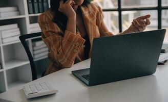 bedrijf documenten, accountant zakenvrouw controle zoeken document wettelijk bereiden papierwerk of verslag doen van voor analyse belasting tijd, boekhouder documenten gegevens contract partner transactie in werkplaats kantoor foto