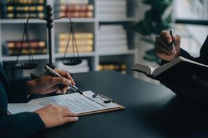 rechtvaardigheid en recht concept.male rechter in een rechtszaal met de hamer, werken met, computer en docking toetsenbord, brillen, op tafel in ochtendlicht foto