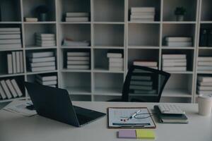 schot van een Aziatisch jong bedrijf vrouw werken Aan laptop in haar werkstation. foto