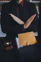 zaken en advocaten bespreken contractpapieren met koperen schaal op bureau in kantoor. wet, juridische diensten, advies, rechtvaardigheid en wet concept foto met film grain effect