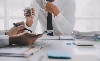 bedrijf grafieken en grafieken Aan tafel. financieel ontwikkeling, bank account, statistieken foto