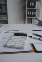 bedrijf grafieken en grafieken Aan tafel. financieel ontwikkeling, bank account, statistieken foto