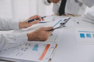 bedrijf grafieken en grafieken Aan tafel. financieel ontwikkeling, bank account, statistieken foto