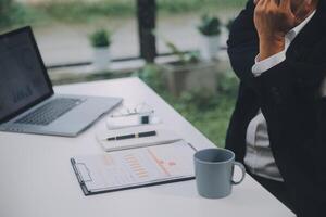 bedrijf mensen vergadering Bij kantoor schrijven aantekeningen over kleverig aantekeningen notebook, tablet planning en brainstorming strategieën van collega's in kantoor foto