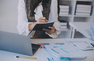 co werken conferentie, bedrijf team vergadering Cadeau, investeerder uitvoerend collega's bespreken nieuw plan financieel diagram gegevens Aan buitenshuis kantoor tafel met laptop en tablet, financiën, accounting foto