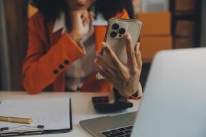 opstarten mkb klein bedrijf ondernemer van freelance Aziatisch vrouw gebruik makend van een laptop met doos vrolijk succes gelukkig Aziatisch vrouw haar hand- liften omhoog online afzet verpakking en levering mkb idee concept foto