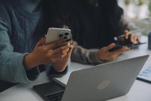 co-werkconferentie, zakelijke teamvergadering aanwezig, investeerderscollega's bespreken nieuw plan financiële grafiekgegevens op kantoortafel met laptop en digitale tablet, financiën, boekhouding, investeringen. foto