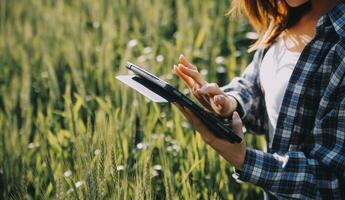 slim boerderij. boer met tablet in de veld. landbouw, tuinieren of ecologie concept. oogsten. agro bedrijf. foto