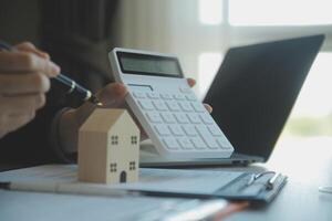 echt landgoed middel en klant ondertekening contract naar kopen huis, verzekering of lening echt landgoed.huur een huis, krijg verzekering of lening echt landgoed of eigendom. foto