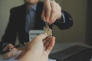 echt landgoed middel en klant ondertekening contract naar kopen huis, verzekering of lening echt landgoed.huur een huis, krijg verzekering of lening echt landgoed of eigendom. foto