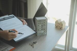 echt landgoed middel en klant ondertekening contract naar kopen huis, verzekering of lening echt landgoed.huur een huis, krijg verzekering of lening echt landgoed of eigendom. foto