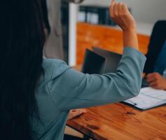 creatief team bespreken over werk Bij kantoor, klein zaken samenspel schaven bedrijf strategie, kantoor leven foto