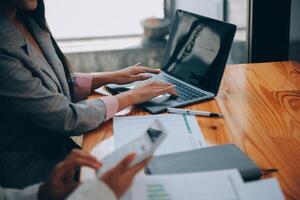 creatief team bespreken over werk Bij kantoor, klein zaken samenspel schaven bedrijf strategie, kantoor leven foto