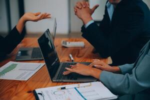 creatief team bespreken over werk Bij kantoor, klein zaken samenspel schaven bedrijf strategie, kantoor leven foto