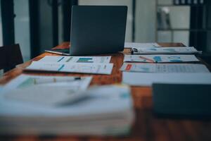 kantoor werkplek met laptop en smartphone op houten tafel foto