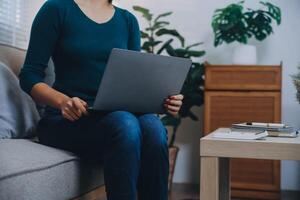 Aziatische vrouw werkende laptop. zakenvrouw bezig met laptopcomputer op kantoor. foto