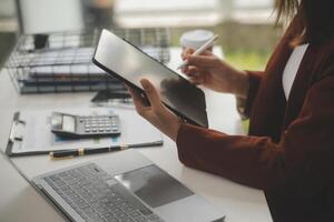 schot van een Aziatisch jong bedrijf vrouw werken Aan laptop in haar werkstation. foto