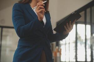 schot van een Aziatisch jong bedrijf vrouw werken Aan laptop in haar werkstation. foto