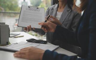 bedrijf ondertekening een contract kopen - verkopen huis, verzekering middel analyseren over huis investering lening echt landgoed concept. foto