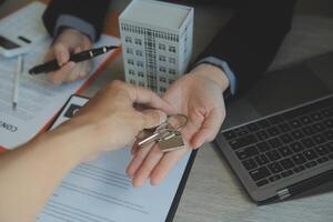 echt landgoed middel en klant ondertekening contract naar kopen huis, verzekering of lening echt landgoed.huur een huis, krijg verzekering of lening echt landgoed of eigendom. foto