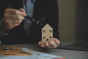 echt landgoed middel en klant ondertekening contract naar kopen huis, verzekering of lening echt landgoed.huur een huis, krijg verzekering of lening echt landgoed of eigendom. foto