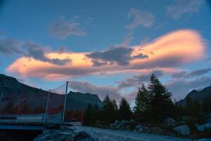 kleurrijk altostratus wolk in blauw lucht over- Zwitsers Alpen foto