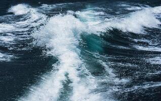 blauw zee water spatten met schuim foto