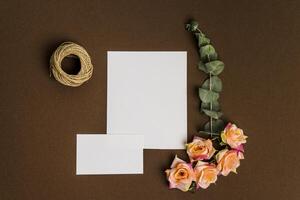 romantisch bloemen decoratie met lakens van papier foto