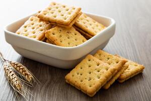 biscuit met chocola vulling Aan houten achtergrond foto