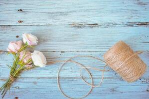 bloemen Aan houten achtergrond foto