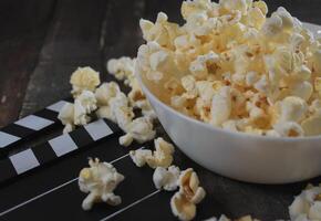 popcorn Aan een houten achtergrond foto