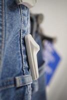 kleding veiligheid label Aan een jeans , foto