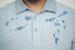 overhemd met blauw inkt bekladden . foto