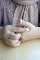 jonge vrouwenhanden die aan polspijn lijden, foto