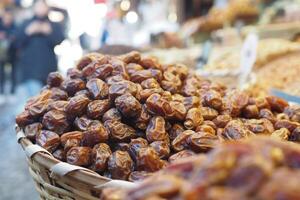 veel dadelvruchten worden te koop aangeboden op de lokale markt foto