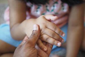 vader Holding hand- van baby kind, foto