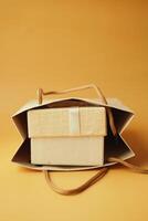 geschenk of Cadeau doos met papier pakket Aan oranje kleur achtergrond , foto