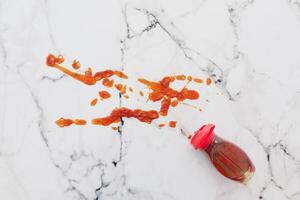 rood ketchup spatten Aan tegels achtergrond, tomaat puree textuur. foto