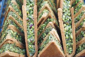 handgemaakt Turks toetje baklava Aan tafel foto