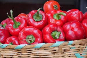 rieten mand houdt rood klok paprika's foto