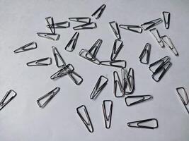 paperclip die op witte achtergrond wordt geïsoleerd foto