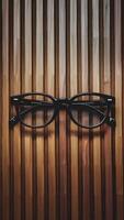 ai gegenereerd elegant bril met zwart kaders reeks tegen natuurlijk houten achtergrond verticaal mobiel behang foto