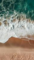 ai gegenereerd water schuim met glad zand golven Aan tropisch strand foto verticaal mobiel behang