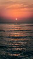 ai gegenereerd zon stijgt over- sereen ochtend- zee Bij cha ben strand verticaal mobiel behang foto