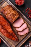 heerlijk gerookt vlees varkensvlees of kip met zout, specerijen en kruiden foto